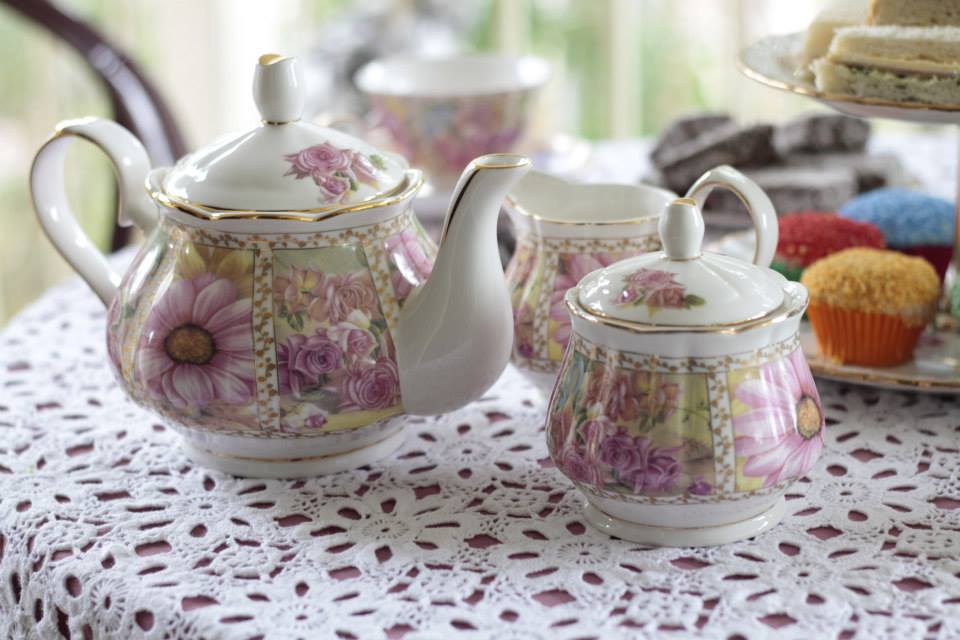 Tea Ware, Teapots/cups/saucers/sideplates/milk & sugar